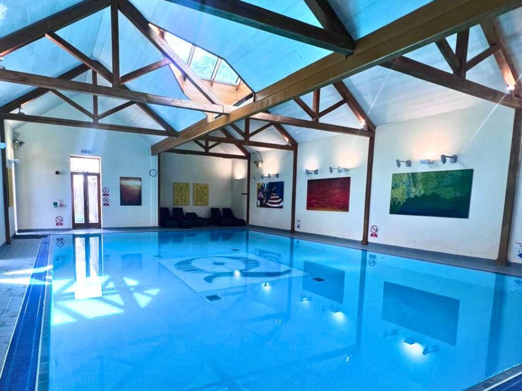 swimming-pool-riverside-spa-quy-mill